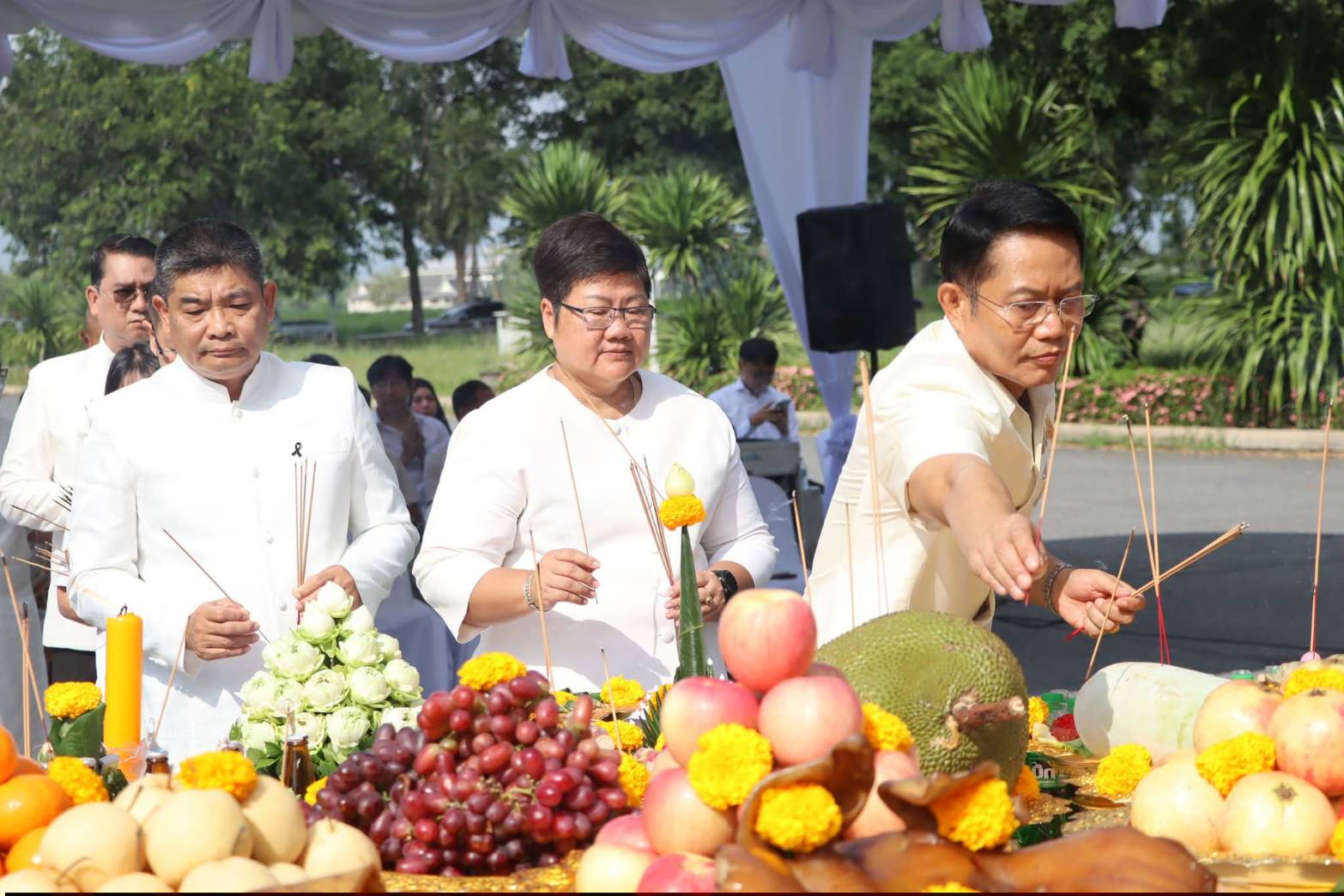 title - ศพส. ร่วมพิธีบวงสรวงซุ้มถวายดอกไม้จันทน์ จังหวัดพระนครศรีอยุธยา น้อมรำลึกในพระมหากรุณาธิคุณ สมเด็จพระบรมราชชนนีพันปีหลวง ณ บริเวณด้านหน้าอาคารศาลาพระมิ่งขวัญ ศูนย์ส่งเสริมและพัฒนาอาชีพเสริมนอกภาคการเกษตร (ศูนย์ศิลปาชีพ บางไทรฯ (เดิม))